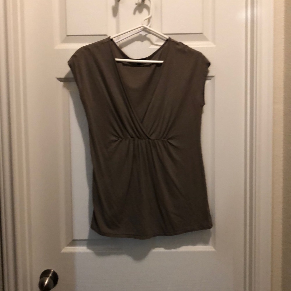 Gap low cut shirt